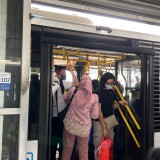 Menjajal Bus TransJakarta Koridor 5 Menuju Ancol di H+1 Lebaran, Warga Membludak hingga Berebut Kursi