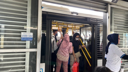 Menjajal Bus TransJakarta Koridor 5 Menuju Ancol di H+1 Lebaran, Warga Membludak hingga Berebut Kursi