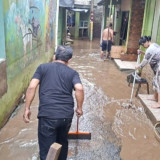 Bersih-Bersih Lumpur Usai Banjir Menerjang, Warga Kebon Pala Jakarta Timur: Sekarang Sudah Surut