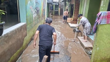Bersih-Bersih Lumpur Usai Banjir Menerjang, Warga Kebon Pala Jakarta Timur: Sekarang Sudah Surut