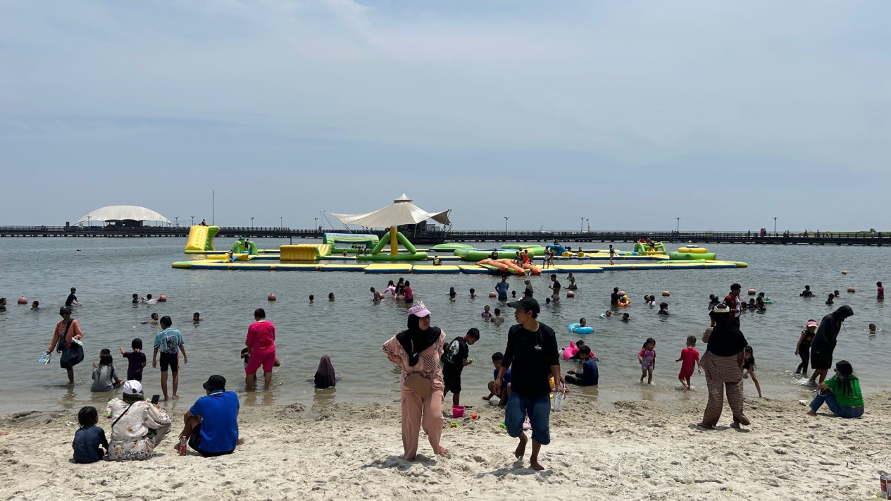 Antusiasme Libur Hari Kedua Lebaran di Ancol, Panas Terik Tak Surutkan Semangat Main di Pantai
            - galeri foto