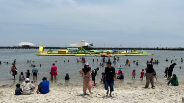 Antusiasme Libur Hari Kedua Lebaran di Ancol, Panas Terik Tak Surutkan Semangat Main di Pantai