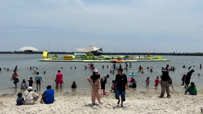 Antusiasme Libur Hari Kedua Lebaran di Ancol, Panas Terik Tak Surutkan Semangat Main di Pantai