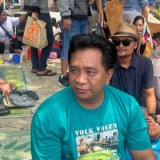 Momen Warga Nikmati Liburan di Pantai Ancol Sembari Santap Rendang Sisa Lebaran