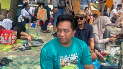 Momen Warga Nikmati Liburan di Pantai Ancol Sembari Santap Rendang Sisa Lebaran