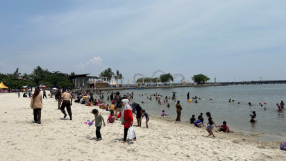 35 Ribu Wisatawan Kunjungi Ancol di Hari Kedua Lebaran 2026, Piknik di Pantai Meski Panas Terik