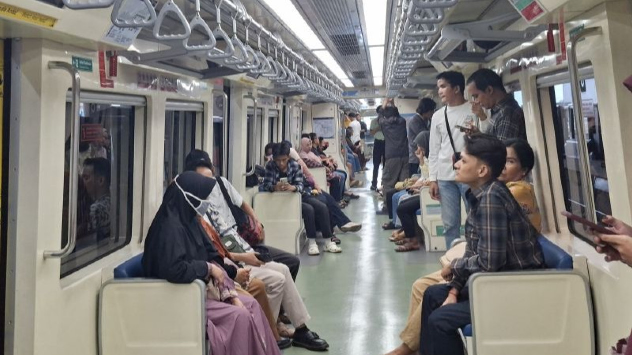 Nikmati Tarif Rp1, LRT Jabodebek Dipadati Warga untuk Perjalanan Tanpa Macet
            - galeri foto