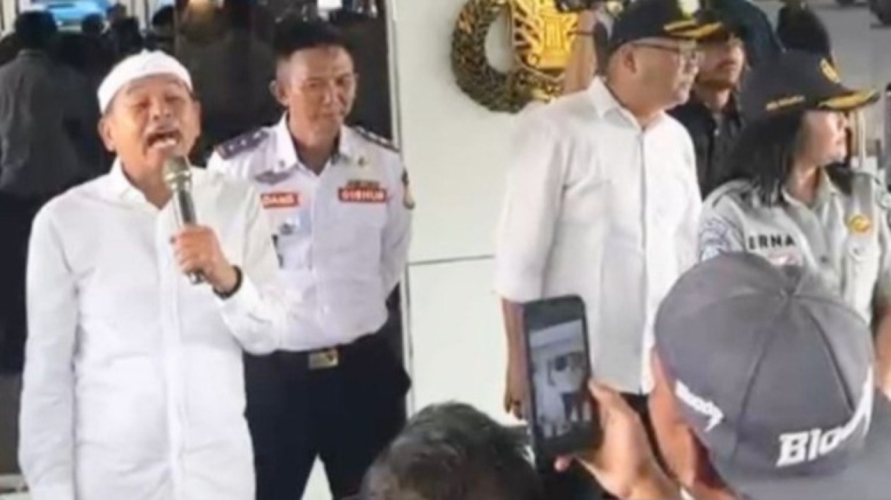 Instruksi Dedi Mulyadi Tak Digubris Padahal Sudah Dikasih Rp1 Juta, Sejumlah Sopir Angkot Masih Nekat Terobos Jalur Puncak
            - galeri foto