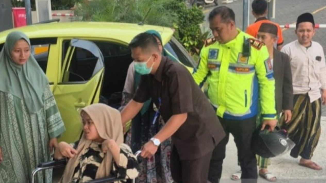 Aksi Heroik Kapolsek Ciawi: Terobos Macet Parah di Jalur Puncak Demi Selamatkan Ibu Hamil Melahirkan Prematur
            - galeri foto