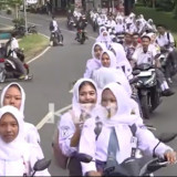 Dedi Mulyadi Ngamuk! Lihat Siswa SMA Merokok dan Tak Satupun Pakai Helm di Jalan, Langsung Geruduk Sekolah