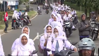 Dedi Mulyadi Ngamuk! Lihat Siswa SMA Merokok dan Tak Satupun Pakai Helm di Jalan, Langsung Geruduk Sekolah