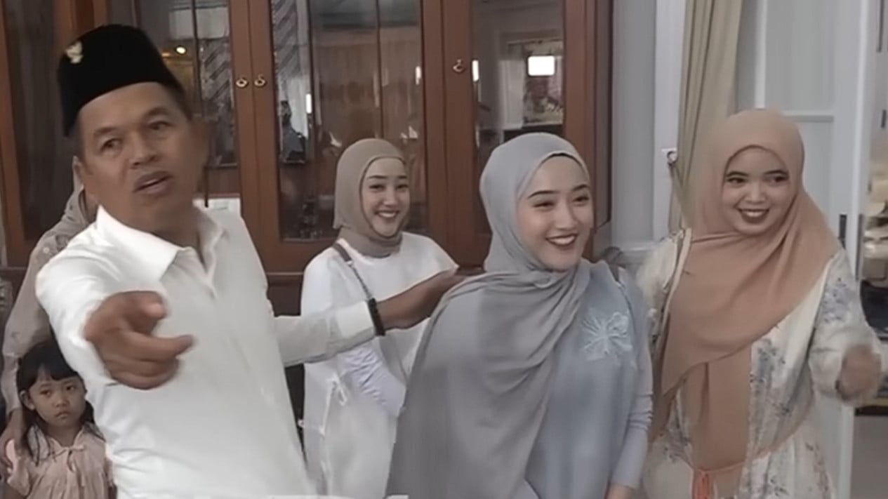 Datangi Dedi Mulyadi ke Gedung Pakuan, Rombongan Hasna dan Hasni Malah Dapat Kejutan 
            - galeri foto