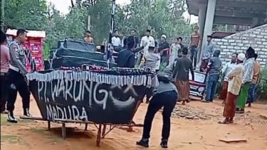 Viral! Warga Kepung Polisi Saat Grebek Tempat Petasan di Pamekasan