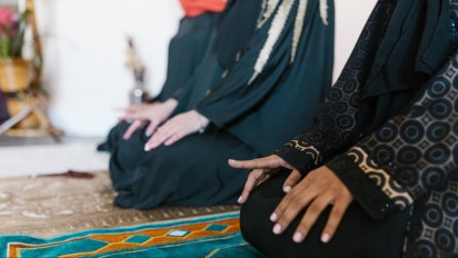 Model Sajadah Begini yang Merusak Pahala Shalat Berjamaah