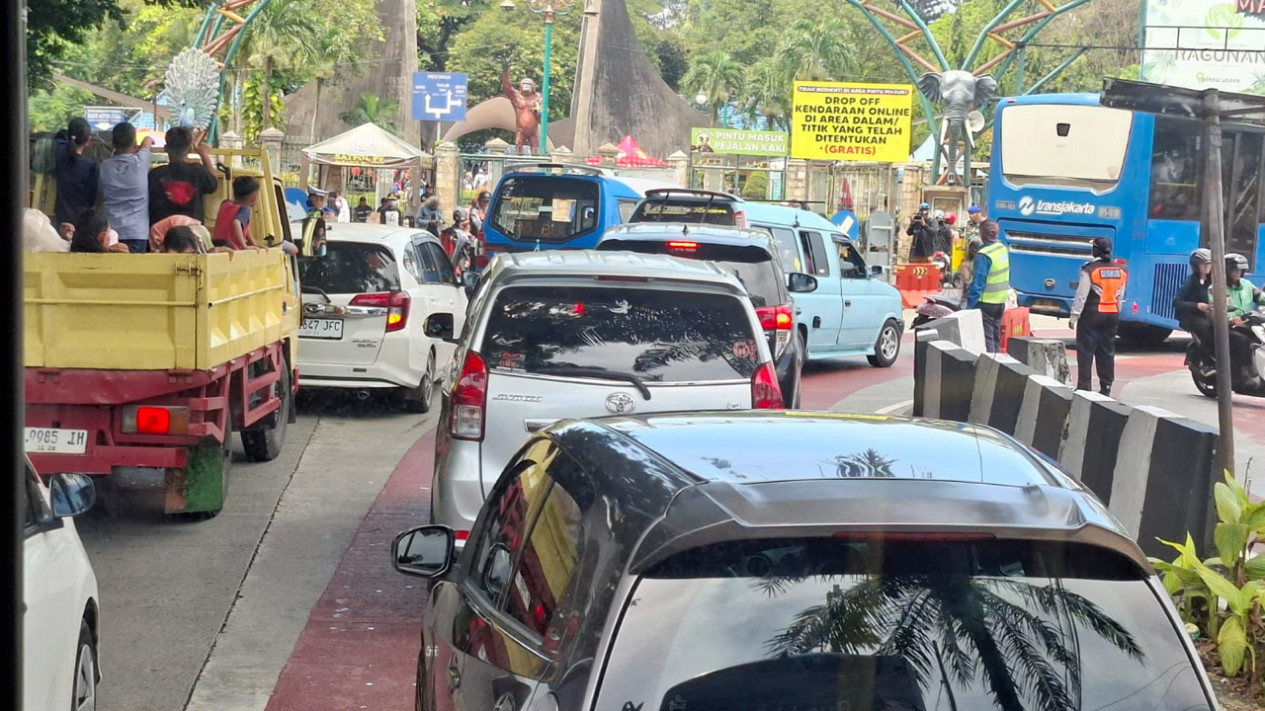 Kawasan Ragunan Padat Merayap di H+2 Lebaran 2026, Ada yang Nekat Pakai Mobil Bak Terbuka
            - galeri foto