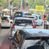 Kawasan Ragunan Padat Merayap di H+2 Lebaran 2026, Ada yang Nekat Pakai Mobil Bak Terbuka
