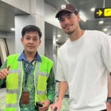 Disambut Petugas Bandara, Senyum Semringah Elkan Baggott Tandai Momen Comeback-nya Bersama Timnas Indonesia