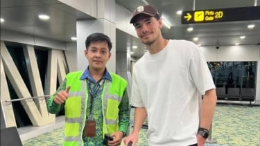 Disambut Petugas Bandara, Senyum Semringah Elkan Baggott Tandai Momen Comeback-nya Bersama Timnas Indonesia