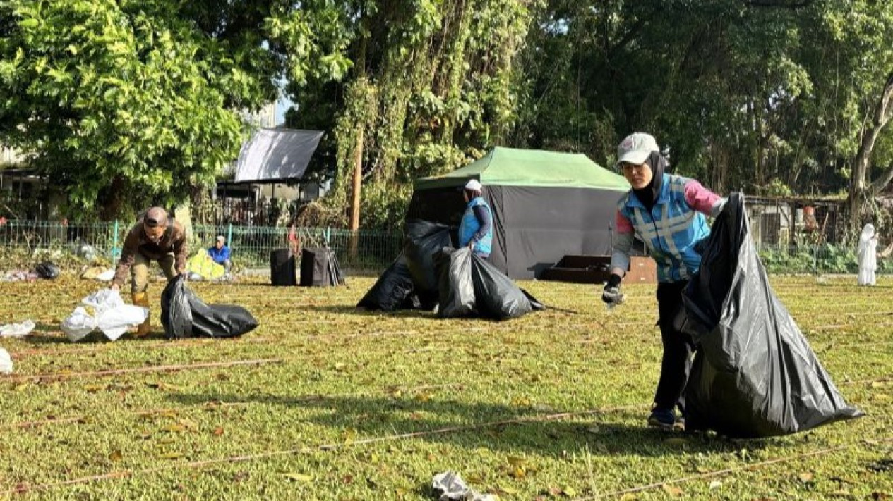 2.266 Petugas Kebersihan Disiagakan Oleh Pemkot Bandung Selama Musim Libur Lebaran
            - galeri foto