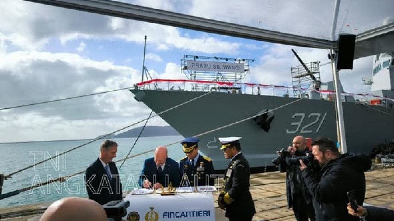 Jadi Kapal Perang Terbesar TNI AL, KRI Prabu Siliwangi-321 Akhirnya Tiba di Indonesia
            - galeri foto