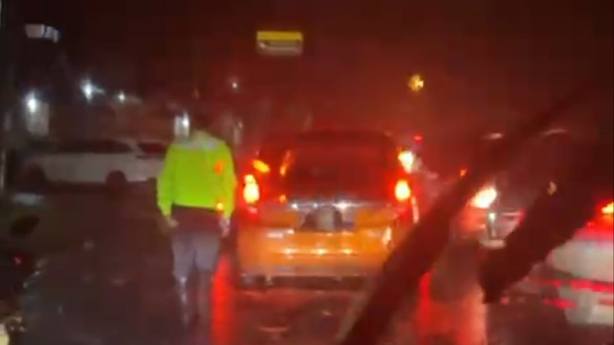 Rela Hujan-hujanan Cari Peyebab Macet Parah, Kasat Lantas Polresta Bandung Jalan Kaki 1 KM di Jalur Mudik Nagreg
            - galeri foto