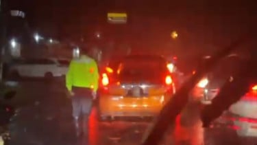 Rela Hujan-hujanan Cari Peyebab Macet Parah, Kasat Lantas Polresta Bandung Jalan Kaki 1 KM di Jalur Mudik Nagreg