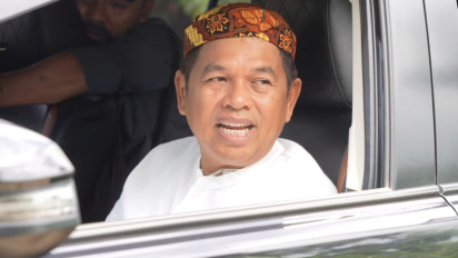 Gubernur Dedi Mulyadi Kagum Lihat Remaja Penjual Bensin, Langsung Beri Hadiah untuk Beli Sepatu Sekolah