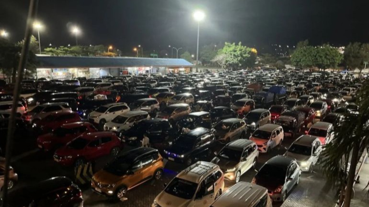 Awas Macet, 285 Ribu Kendaraan Diprediksi Masuk Jabodetabek pada Puncak Arus Balik Besok
            - galeri foto