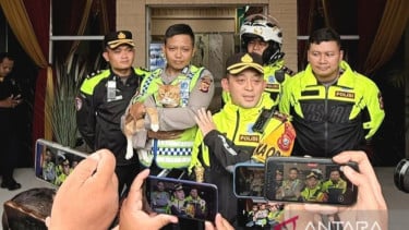 Bukan Polisi Biasa, Sosok Berbulu di Jalur Puncak Bogor Ini Sukses Curi Perhatian Wisatawan