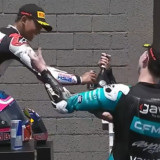 Veda Ega Pratama Enggan Kena Semprot, Pilih Menepi saat Maximo Quiles dan Marco Morelli Rayakan Podium dengan Sampanye