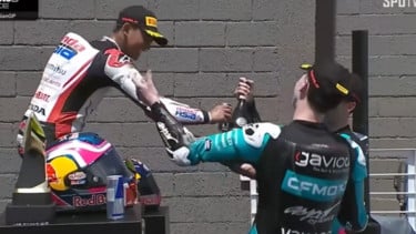 Veda Ega Pratama Enggan Kena Semprot, Pilih Menepi saat Maximo Quiles dan Marco Morelli Rayakan Podium dengan Sampanye