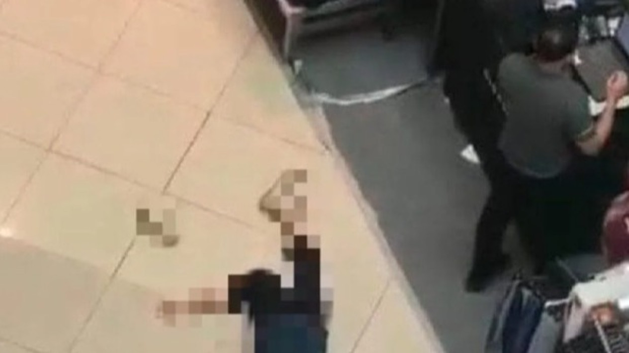 Pengunjung Mall di Medan Lompat dari Lantai 4, Mayat Diserahkan ke Keluarga, Polisi: Selesai Semua dan Keluarga Ikhlas
            - galeri foto