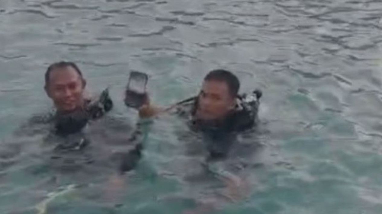 Ponsel Wisatawan Jatuh ke Laut di Dermaga Pulau Pari, Polisi Berhasil Temukan
            - galeri foto