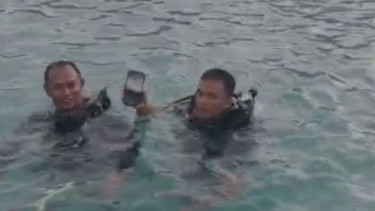 Ponsel Wisatawan Jatuh ke Laut di Dermaga Pulau Pari, Polisi Berhasil Temukan