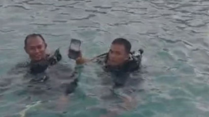 Ponsel Wisatawan Jatuh ke Laut di Dermaga Pulau Pari, Polisi Berhasil Temukan