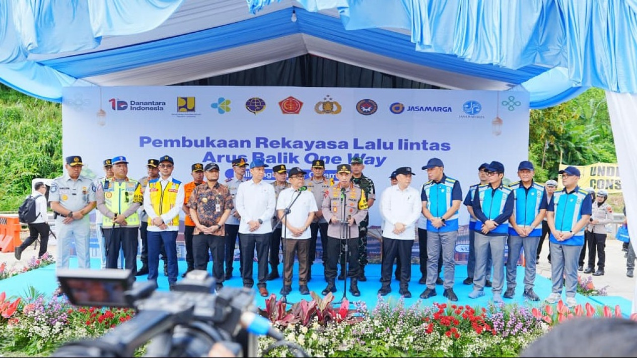 Arus Balik Lebaran 2026, Kapolri Imbau Masyarakat Manfaatkan Kebijakan WFA 
            - galeri foto
