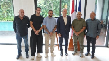 2 Pemain Persib Temui Duta Besar Prancis untuk Indonesia