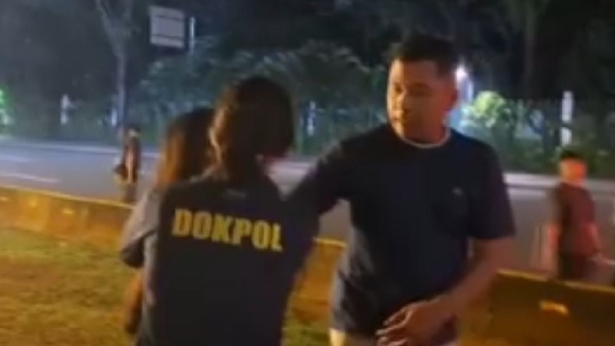 Wanita Nekat Bawa Tali ke Dekat Istana Presiden, Begini Nasibnya Sekarang Usai Dicegat Polisi
            - galeri foto