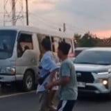 Sempat Diingatkan Gubernur Dedi Mulyadi, Penyapu Koin di Jembatan Sewo Tertabrak Mobil Elf saat Arus Balik