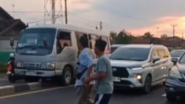 Sempat Diingatkan Gubernur Dedi Mulyadi, Penyapu Koin di Jembatan Sewo Tertabrak Mobil Elf saat Arus Balik