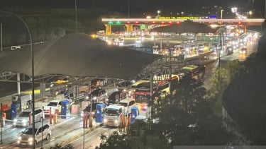 Update Puncak Arus Balik 2026: Ribuan Mobil Padati Tol Japek, Rest Area Diberlakukan Buka-Tutup