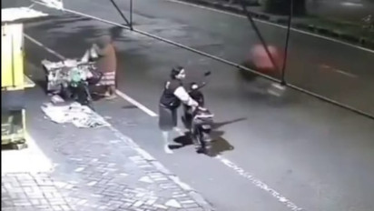 Detik-detik Kecelakaan Maut Taksi Online Hantam Pedagang Sayur dan Pembelinya di Sidoarjo hingga Tewas di Tempat