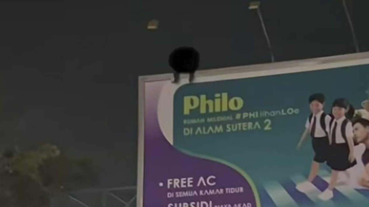 Broken Home dan Ayahnya Meninggal Dunia, Pria di Tangerang Nekat Panjat Papan Reklame Diduga Hendak Bunuh Diri
            - galeri foto