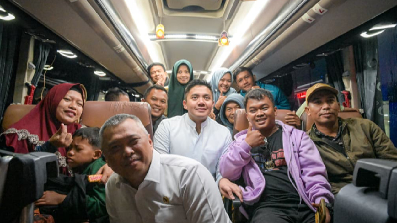 Sidak Dini Hari di Puncak Arus Balik, Seskab Teddy Turun Langsung ke Terminal Terpadu Pulo Gebang
            - galeri foto