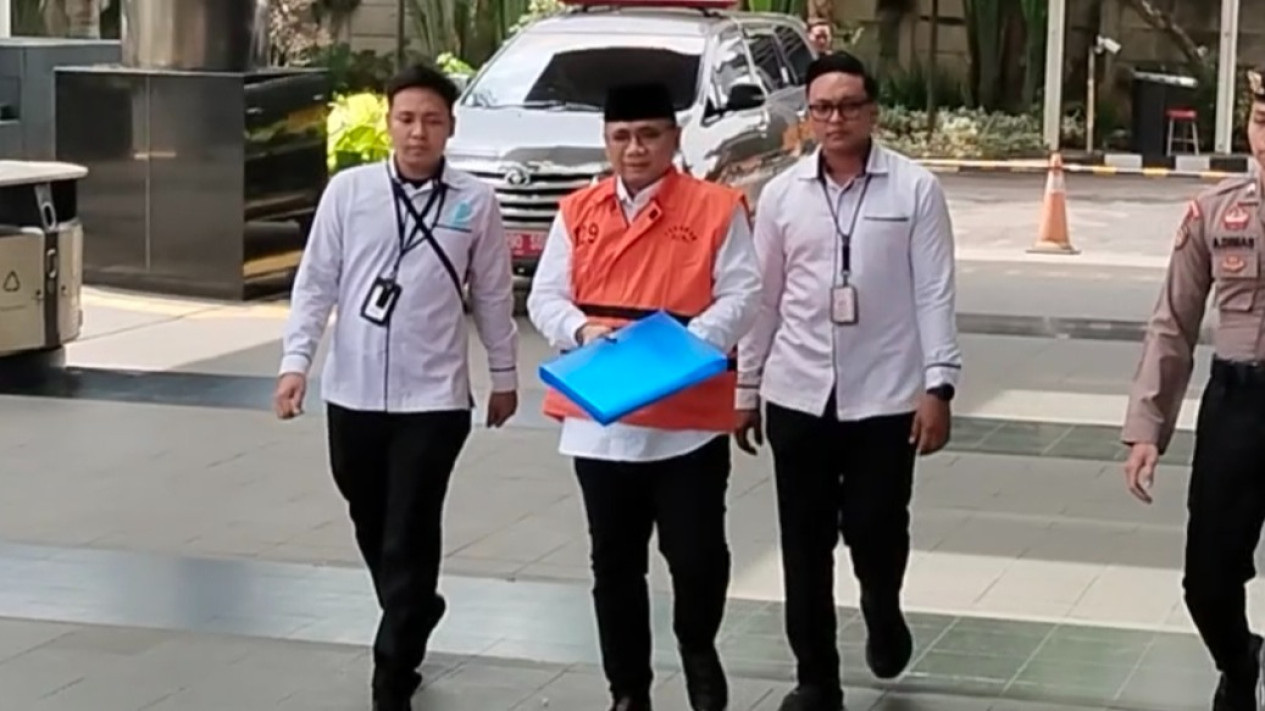 Tangan Diborgol, Eks Menag Yaqut Kembali Dibawa ke Gedung KPK untuk Jalani Pemeriksaan
            - galeri foto