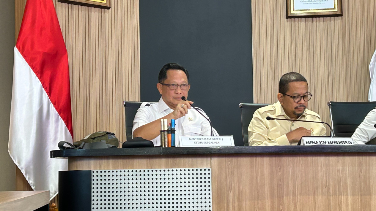 Mendagri Tito Pastikan Korban Banjir di Sumatera Barat Tak Lagi Ngungsi di Tenda
            - galeri foto