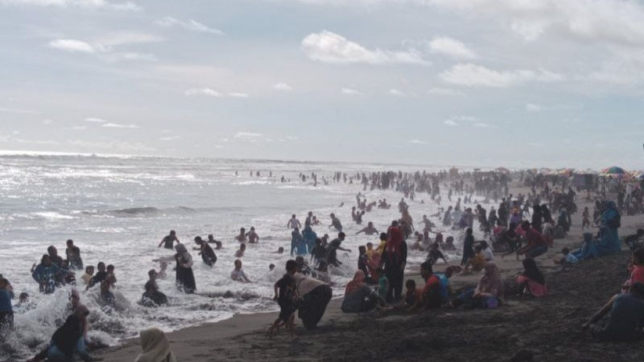 Aksi Sigap Satpol PP DIY: 6 Wisatawan Terselamatkan dari Ganasnya Arus Pantai Selatan Selama Libur Lebaran
            - galeri foto