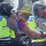 Viral Oknum Polisi Asyik Merokok saat Berkendara, Seketika Kena ‘Semprot’ Pengguna Jalan Lain