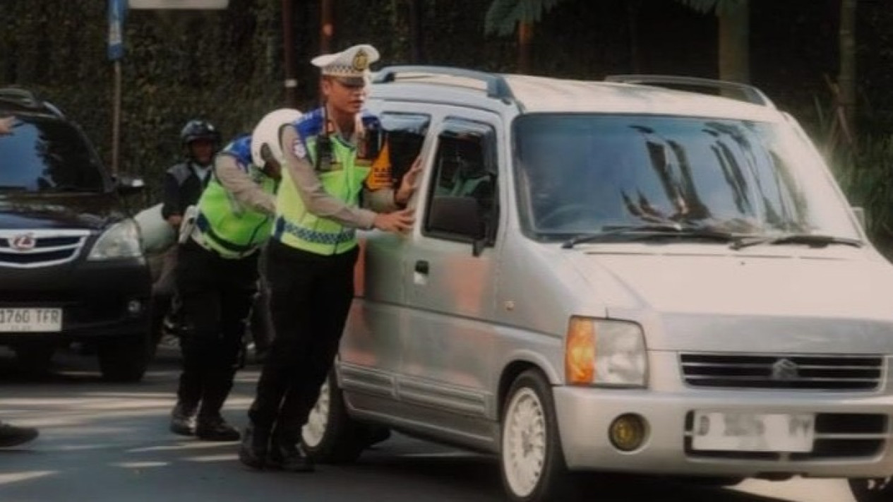 Viral Kasatlantas Polres Cimahi Bantu Dorong Mobil Mogok Wisatawan hingga 200 Meter
            - galeri foto
