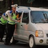 Viral Kasatlantas Polres Cimahi Bantu Dorong Mobil Mogok Wisatawan hingga 200 Meter